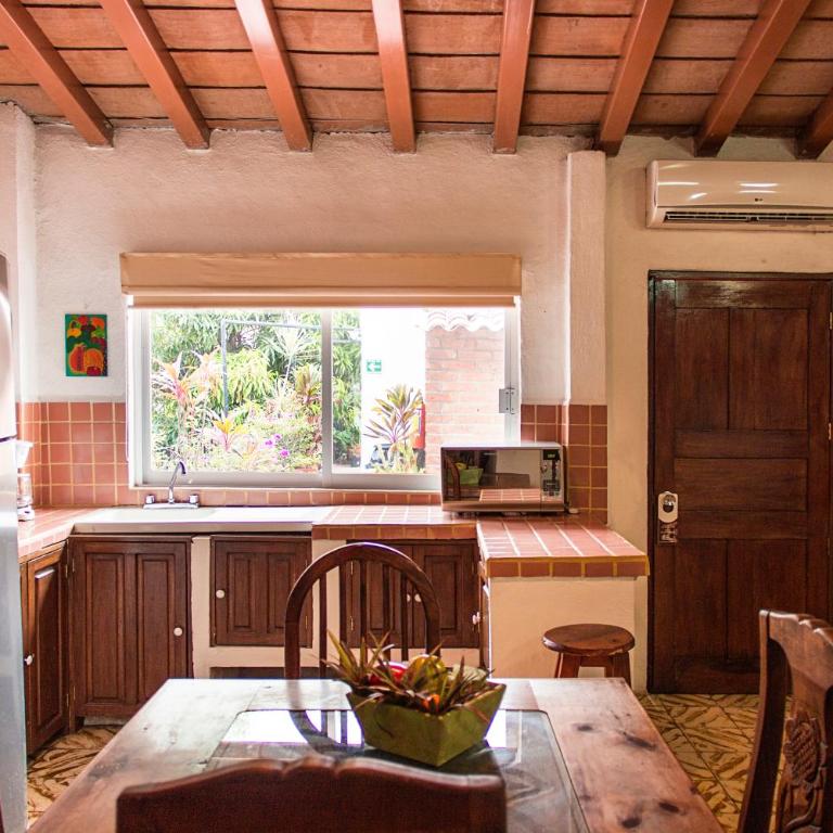 Hotel Posada De Roger - Near Los Muertos Beach - Suite - 16