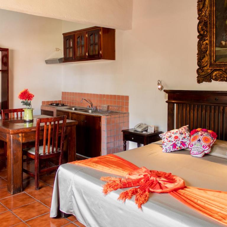 Hotel Posada De Roger - Near Los Muertos Beach - Suite - 13