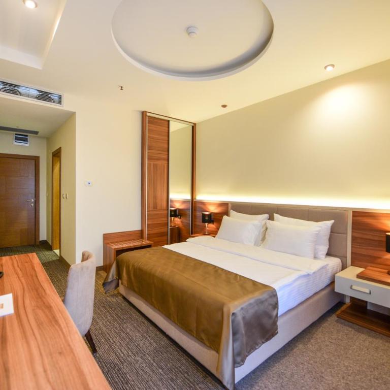 Hotel Lazaro - Standard Queen Room - 2