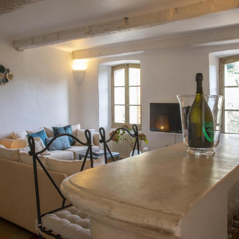 Mas Roseland - Two-Bedroom Apartment - 8