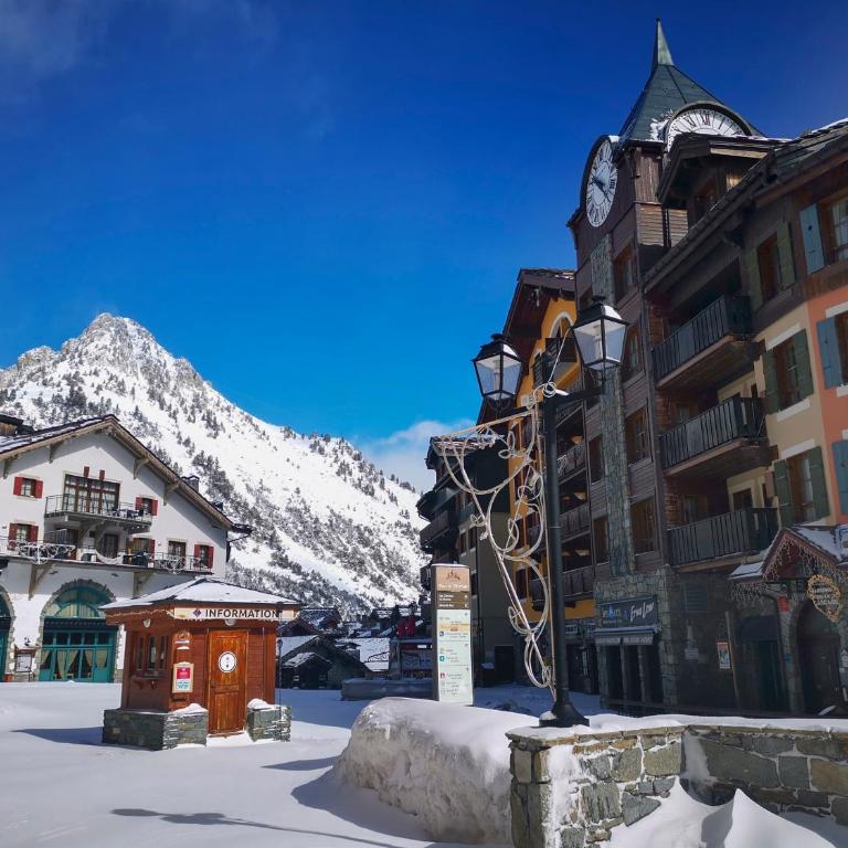 Huge Superior 4 Bedroom Apartment, Arc 1950, Les Arc, Spaciously Sleeps 8 to 10 over two floors, Ski In Ski Out - Apartment - 56