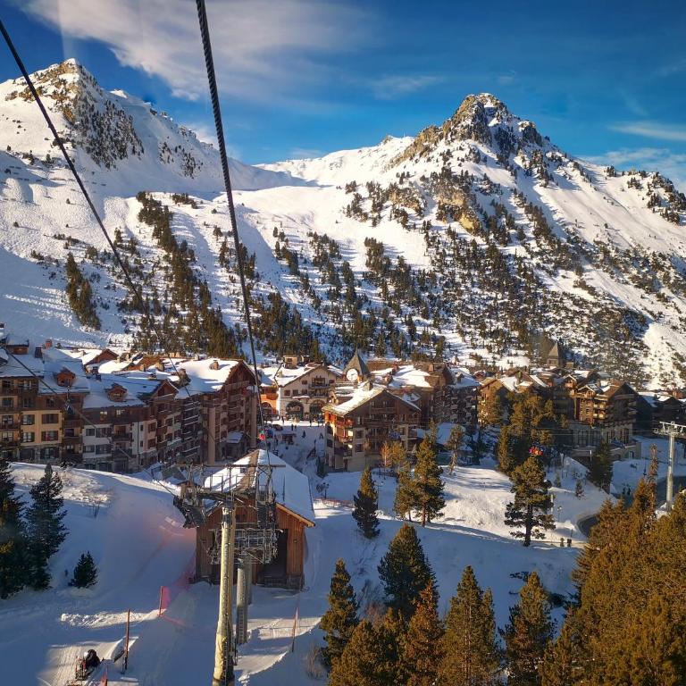 Huge Superior 4 Bedroom Apartment, Arc 1950, Les Arc, Spaciously Sleeps 8 to 10 over two floors, Ski In Ski Out - Apartment - 50
