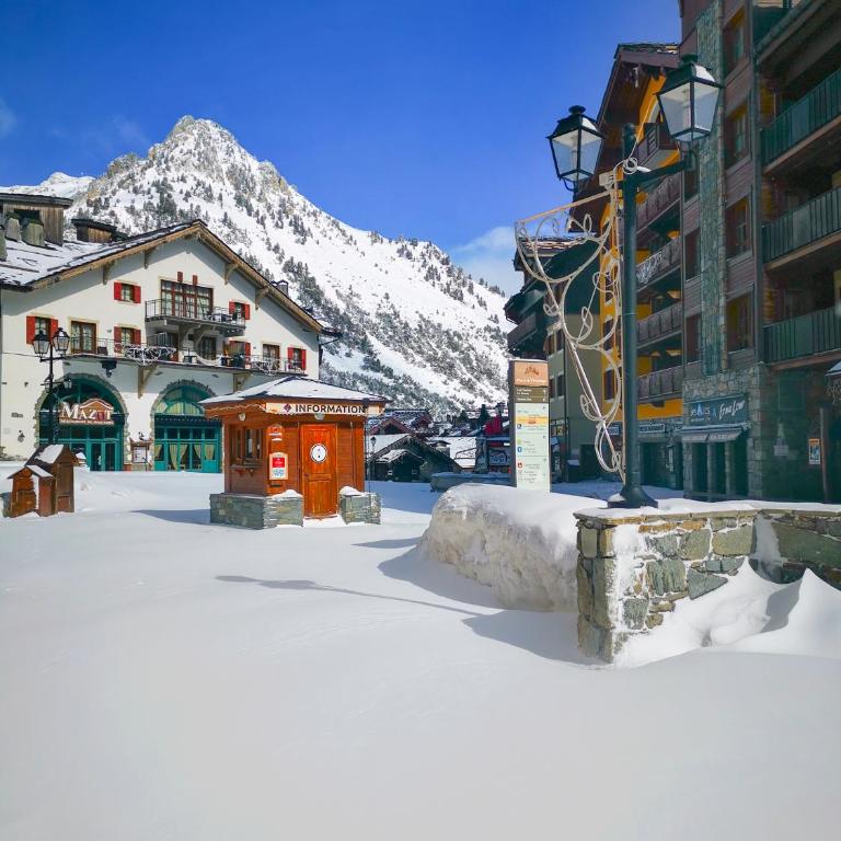 Huge Superior 4 Bedroom Apartment, Arc 1950, Les Arc, Spaciously Sleeps 8 to 10 over two floors, Ski In Ski Out - Apartment - 43