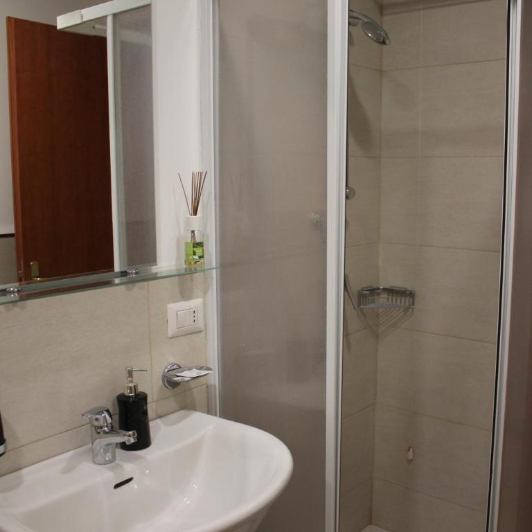 St. Anthony Guest House - Camera Matrimoniale Deluxe con Doccia - 11
