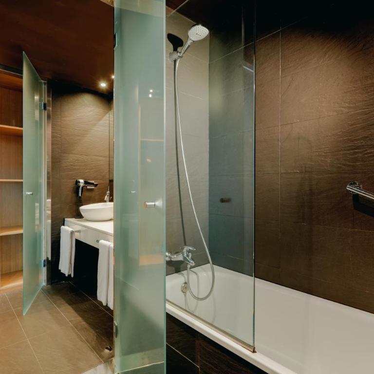 Hesperia Bilbao - Standard Double or Twin Room with Extra bed (2 Adults + 1 Child) - 4
