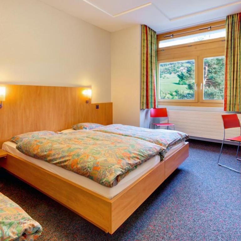 Sport Resort Fiesch, Garni Aletsch - Dreibettzimmer mit Dusche - 2
