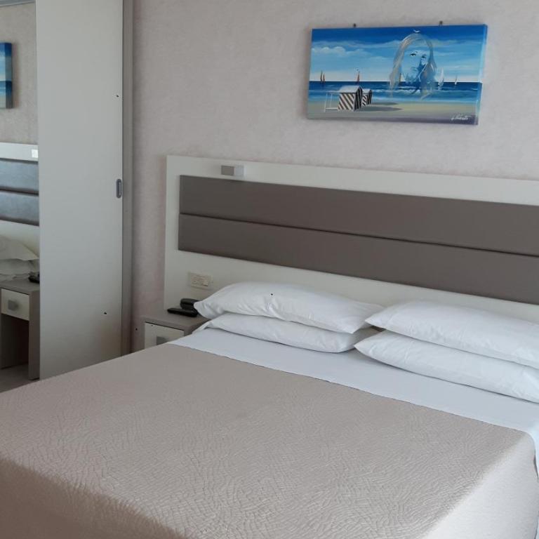 Hotel Record - Superior Double Room with Balcony and Side Sea View - 14