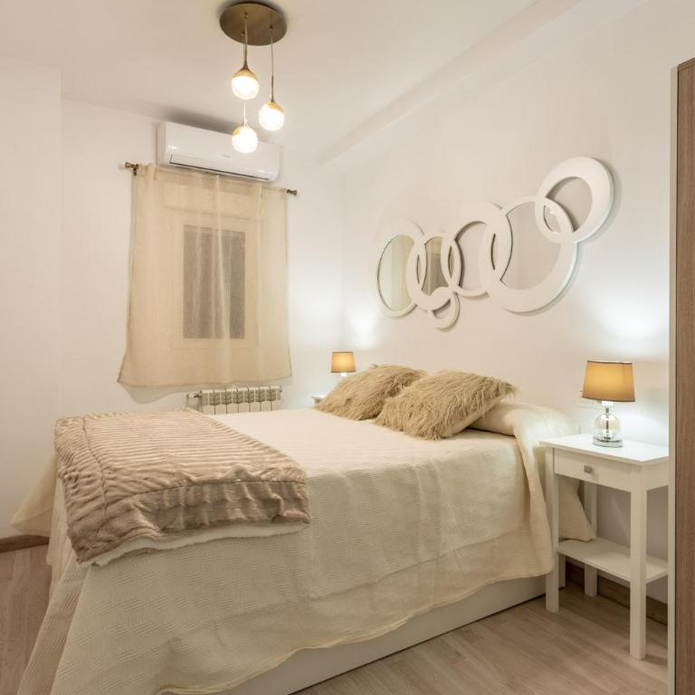 CENTER DELUXE II - One-Bedroom Apartment - 9