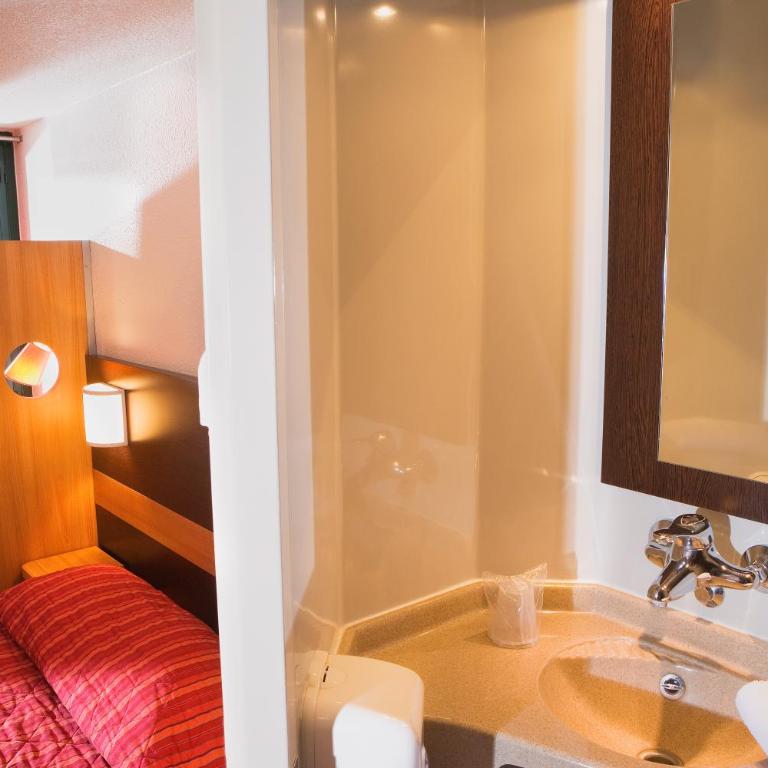 Premiere Classe Grenoble Sud - Gieres Universite - Chambre Triple (1 Lit Double et 1 Lit Simple) - 3