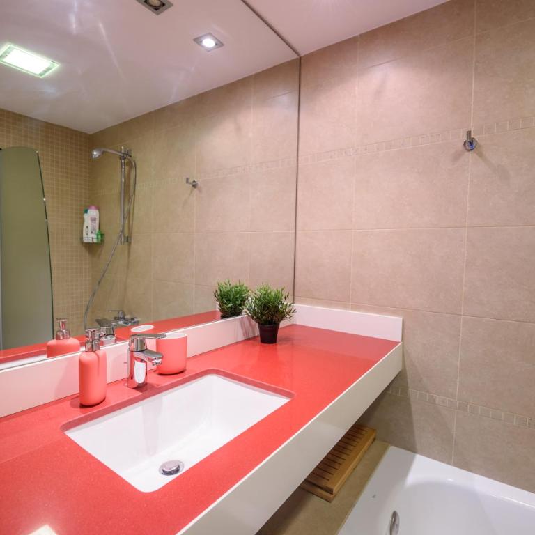 RamblasRentals Cozy Renovated 2BR with Balcony Lift 20M Rambla - Parking - Wifi - Deluxe Apartment - 33