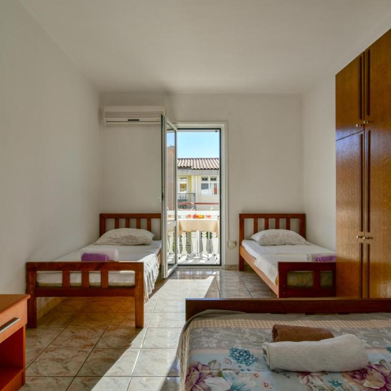 Rooms and Apartments Oregon - Quadruple Room with Balcony - 3