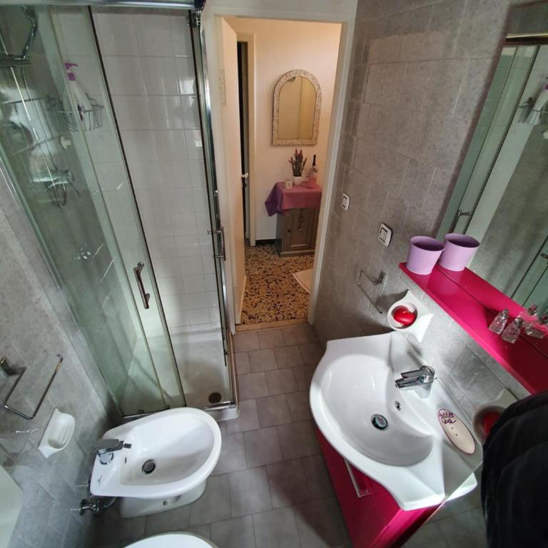 Accogliente Casa Indipendente con Wi-Fi Gratis, Vicino al Centro e alle Attrazioni, 3 Camere - Appartamento con 3 Camere da Letto - 24