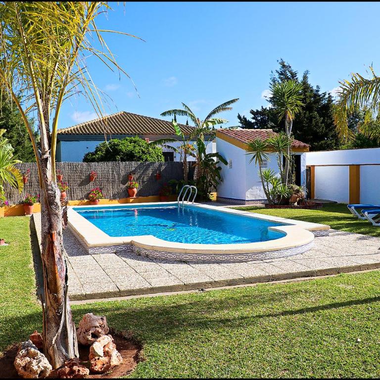 Chalet con piscina en Roche Viejo - Casa - 2