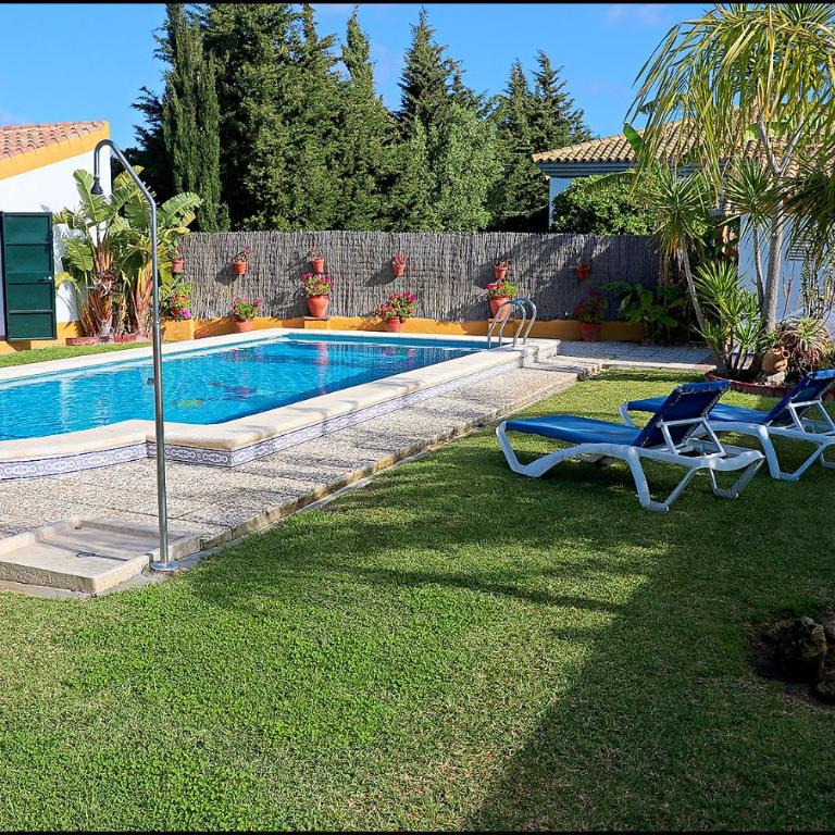 Chalet con piscina en Roche Viejo - Casa - 1