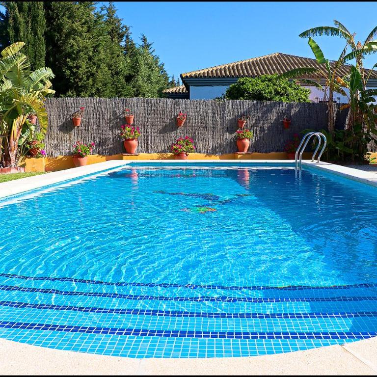 Chalet con piscina en Roche Viejo - Casa - 3
