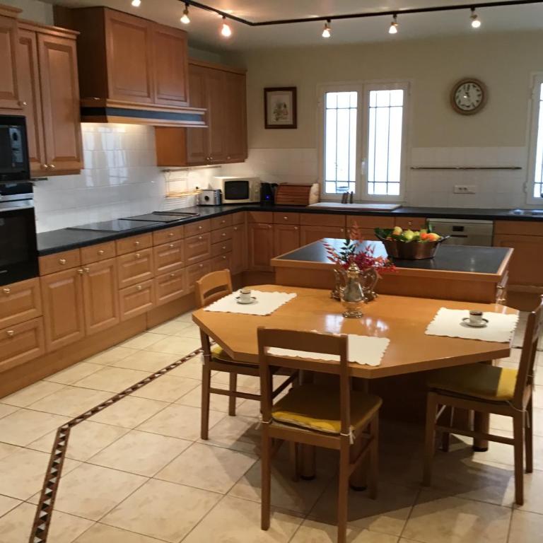 Luxury Villa with Panoramic Views, Pool & Serene Garden Retreat - Villa - Vue sur Mer - 13