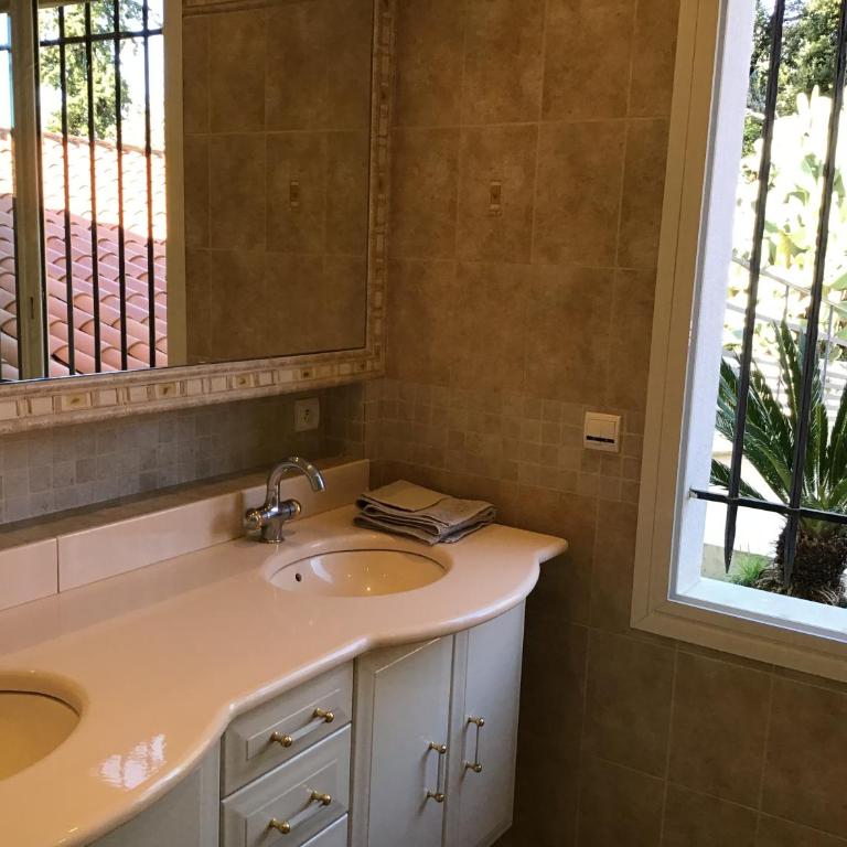 Luxury Villa with Panoramic Views, Pool & Serene Garden Retreat - Villa - Vue sur Mer - 16