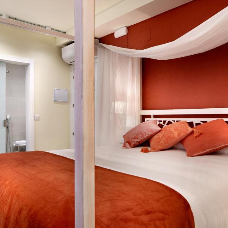 Pensión Plaza Nueva - King Room with Roll-In Shower - Disability Access - 5