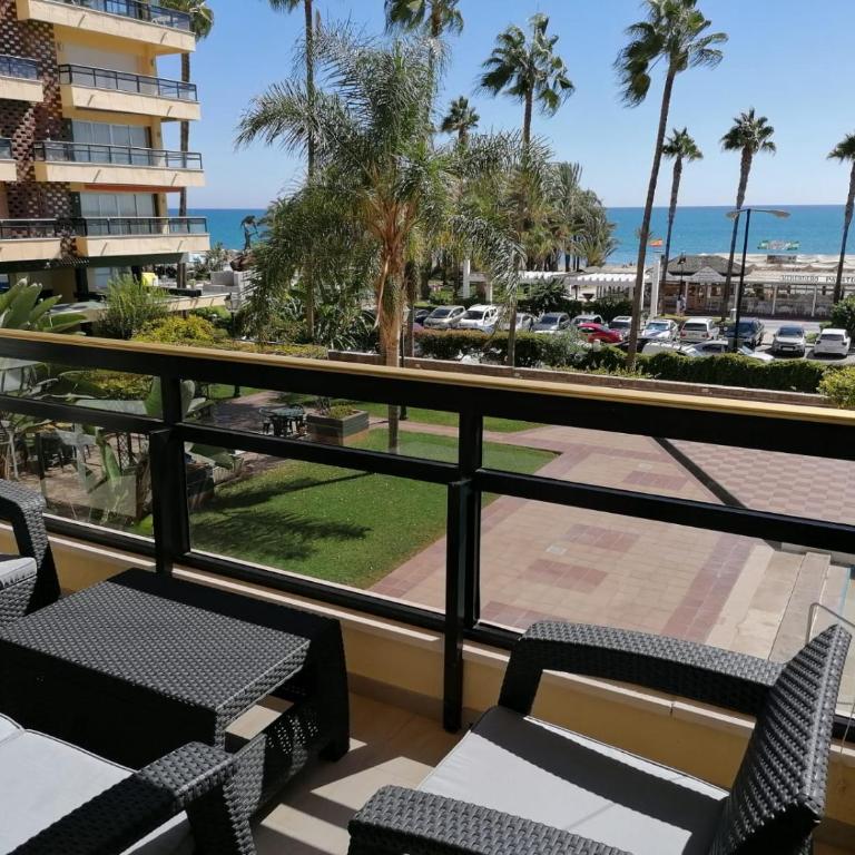 Esplendido APARTAMENTO, CARIHUELA EDIFICIO EL REMO, PRIMERA LÍNEA - Apartamento de 2 dormitorios - 3