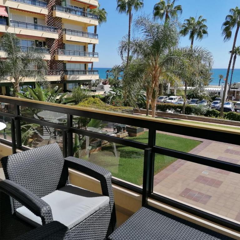 Esplendido APARTAMENTO, CARIHUELA EDIFICIO EL REMO, PRIMERA LÍNEA - Apartamento de 2 dormitorios - 4