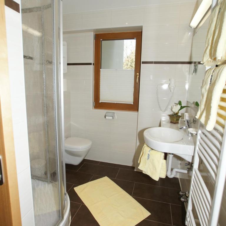 Hotel Garni Erler - Standard Doppelzimmer mit Balkon - 9