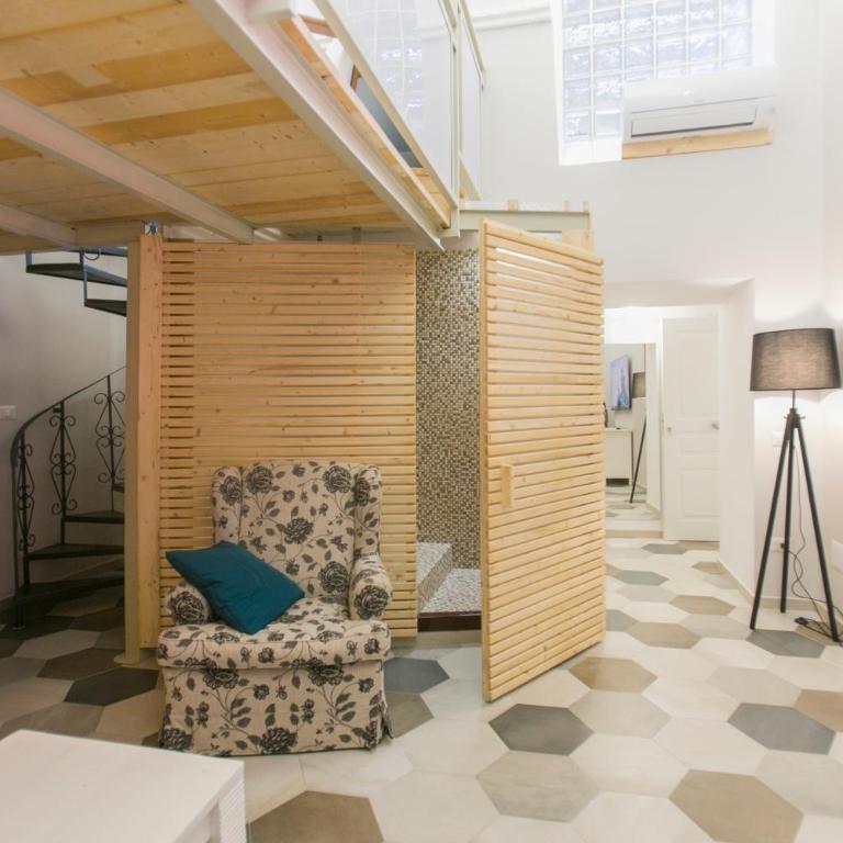 Anticaglia 24 - Camera Familiare con Balcone - 1