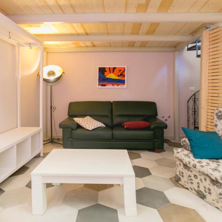 Anticaglia 24 - Camera Familiare con Balcone - 10