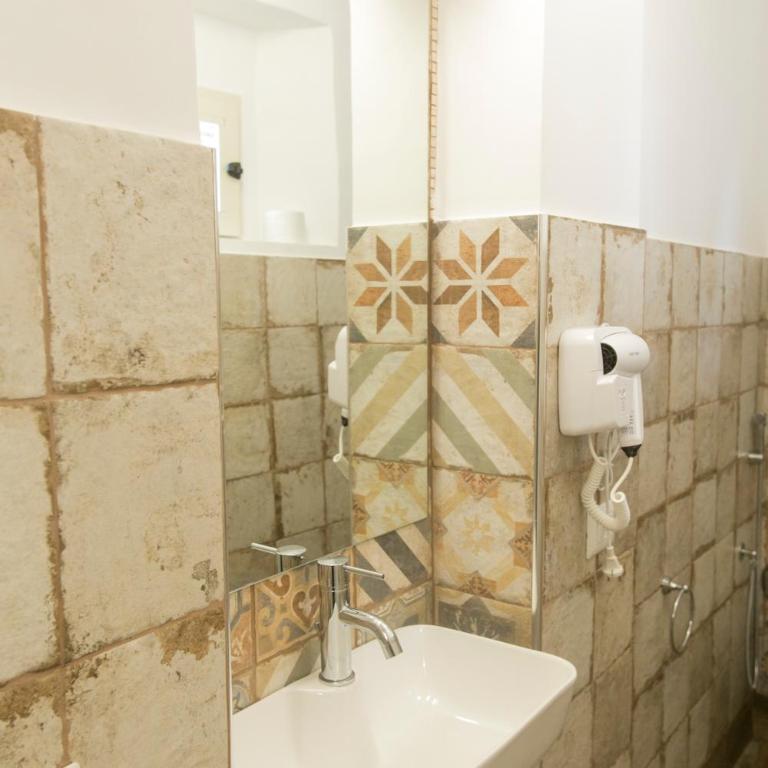 Anticaglia 24 - Camera Familiare con Balcone - 18