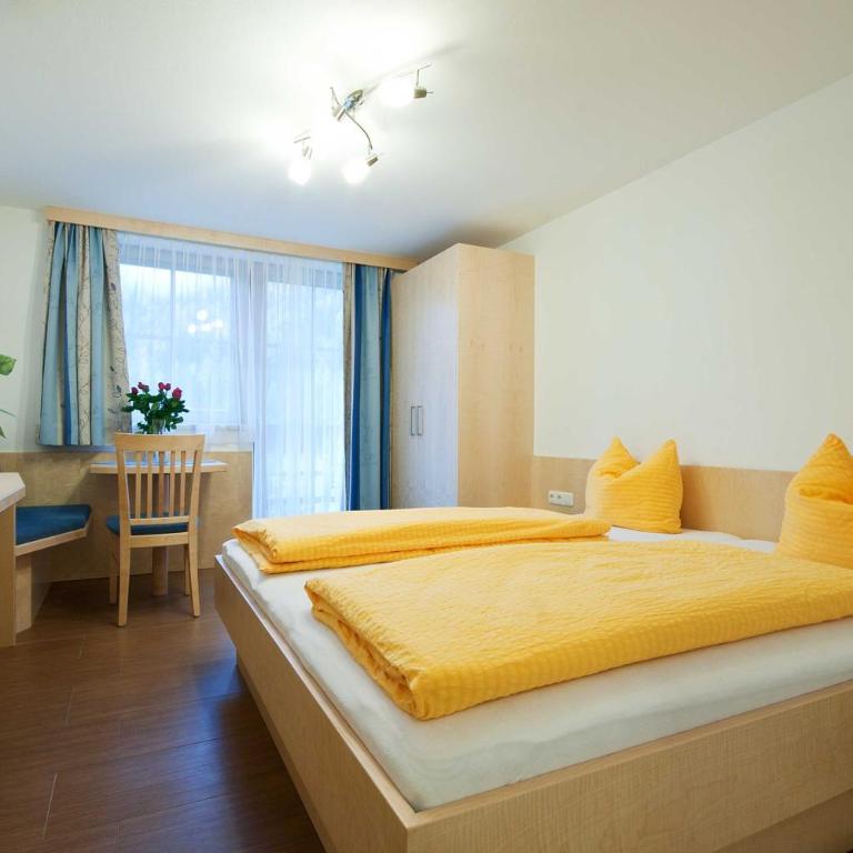 Landhaus Taurer - Doppelzimmer mit Bergblick - 2