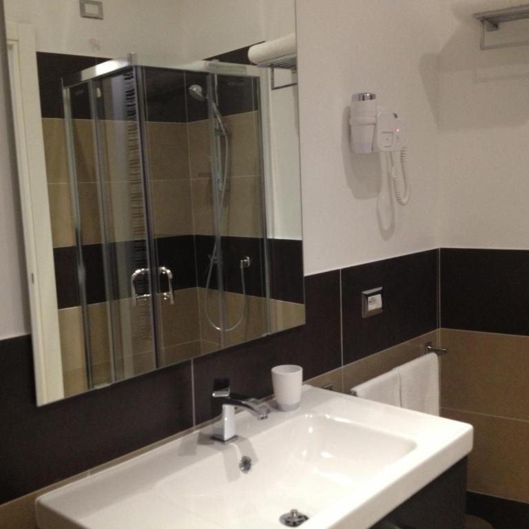 Domus Barberini - Camera Tripla Comfort con Doccia - 8