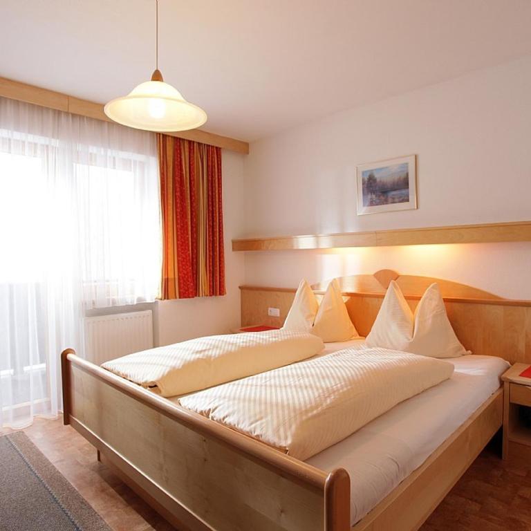 Gästehaus Hofer - Standard Doppelzimmer mit Balkon - 2