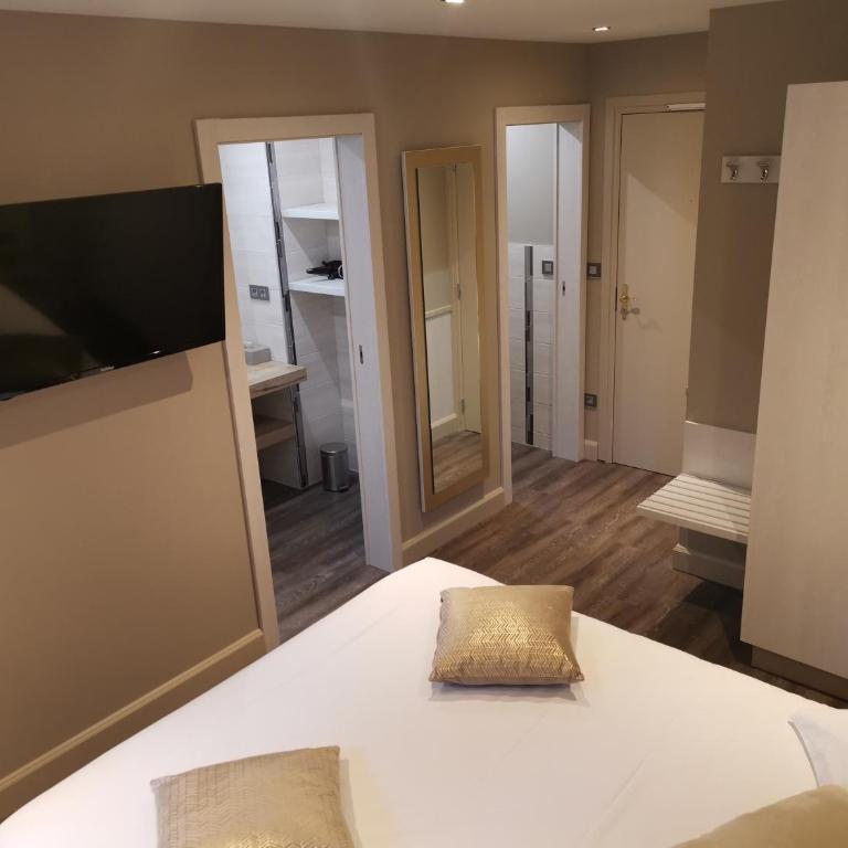 Logis Hotel Des Bains - Chambre Double Confort - Hébergement Accessible Uniquement par des Escaliers - 3