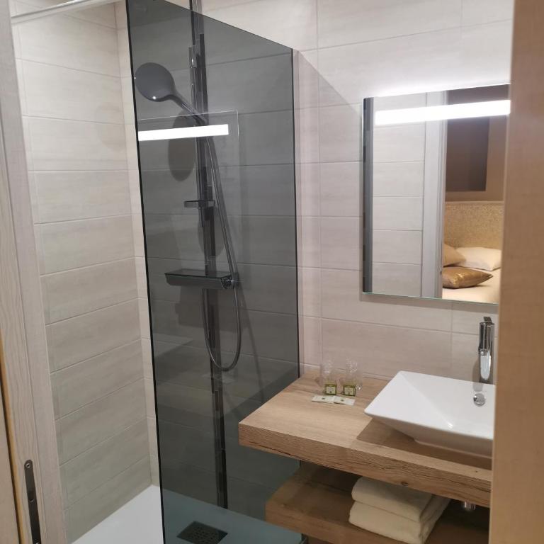Logis Hotel Des Bains - Chambre Double Confort - Hébergement Accessible Uniquement par des Escaliers - 1