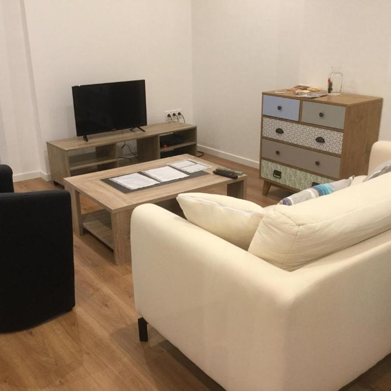 3 chambres en lit double, 6 personnes, dans appartement entièrement rénové, 70 m2 , WIFI,Climatisation, très calme , tout équipé,lit bébé - Appartement 3 Chambres - 4