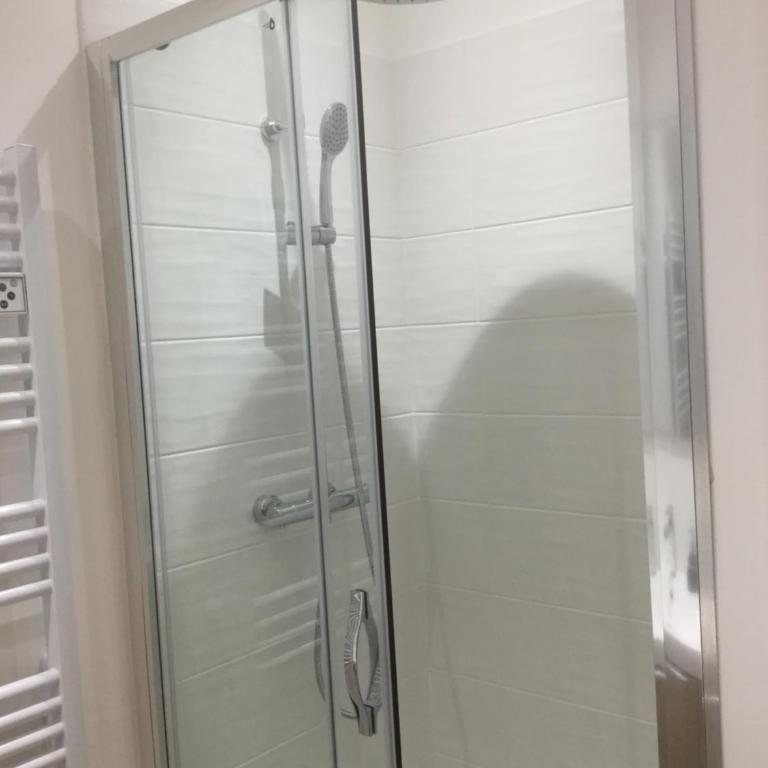 3 chambres en lit double, 6 personnes, dans appartement entièrement rénové, 70 m2 , WIFI,Climatisation, très calme , tout équipé,lit bébé - Appartement 3 Chambres - 9