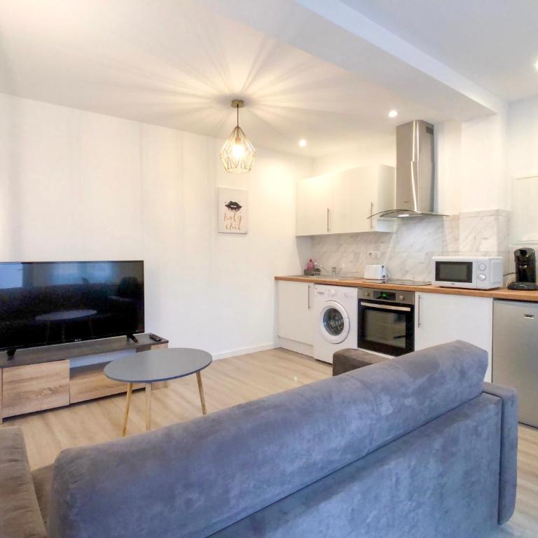 Charming Home - City Center Cosy Apartments - Deluxe Apartment - 22