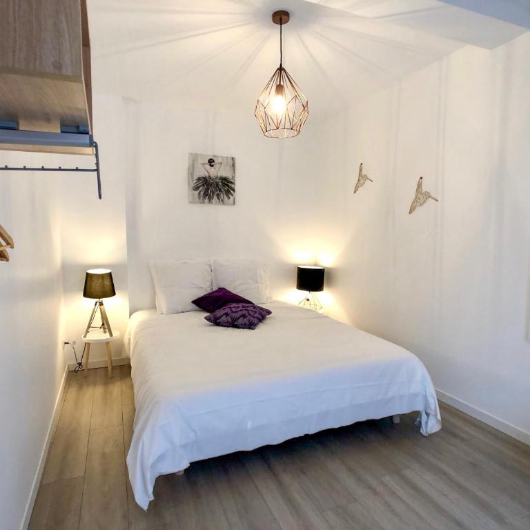 Charming Home - City Center Cosy Apartments - Deluxe Apartment - 9