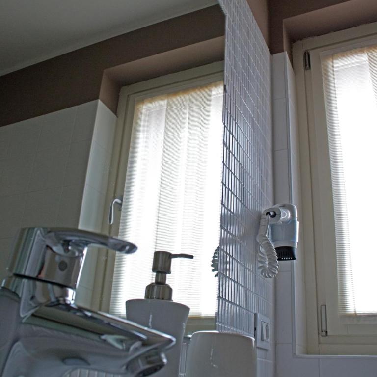 Vialeromadodici Rooms & Apartments - Camera Matrimoniale con Letto Supplementare - 1