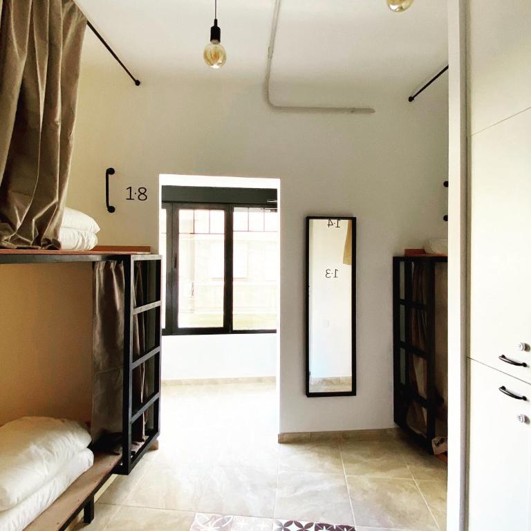 Hostel Numero Trece - Albergue Juvenil - FREE towels, coffee & tea, remote check-in - Bed in 8-Bed Female Dormitory Room - 2