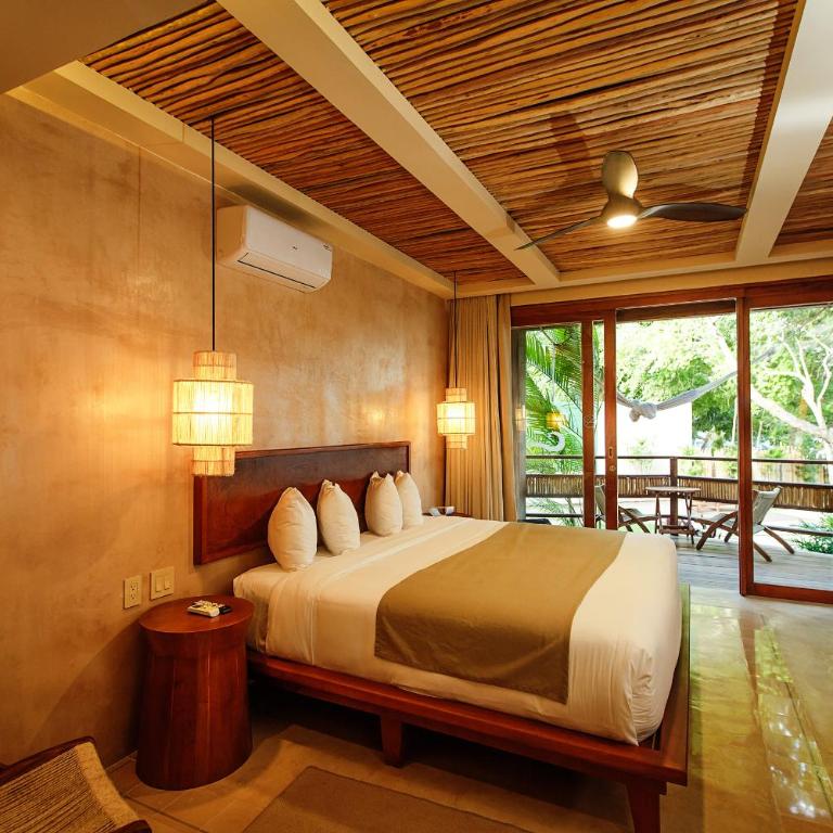 Hotel Carolina Bacalar - Habitación con cama extragrande y vistas al lago - 3