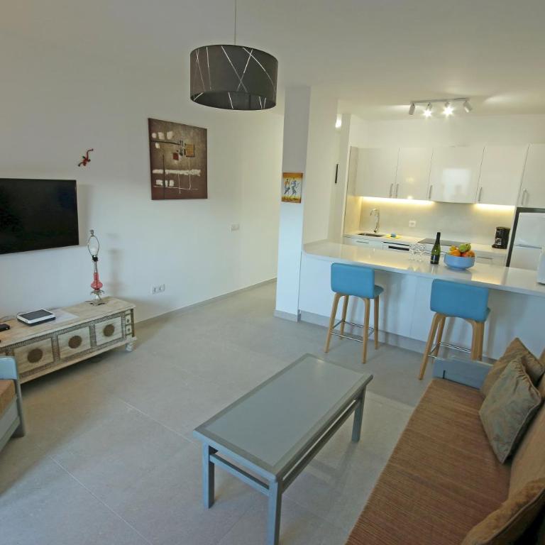 MARINEDA by RENTMEDANO newly renovated, ocean view, wifi, parking, pool - Apartamento - 4