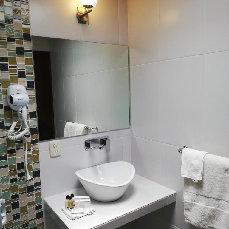 CORDIALITY INN - Habitación Doble con baño privado - 7