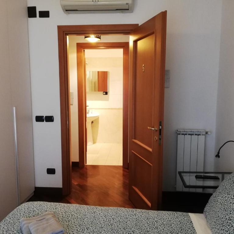 Leonardo Rome Holidays - Double Room with Private External Bathroom - 2