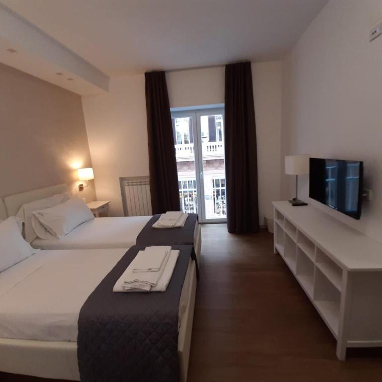 Prestige Rooms Chiaia - Camera Doppia con Letti Singoli con Vista Città - 1