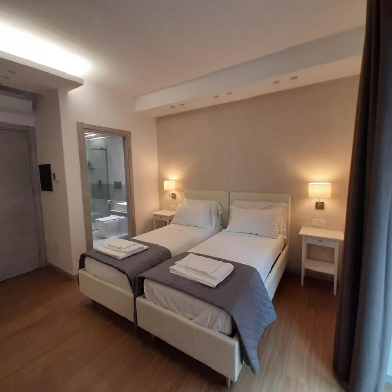 Prestige Rooms Chiaia - Camera Doppia con Letti Singoli con Vista Città - 10