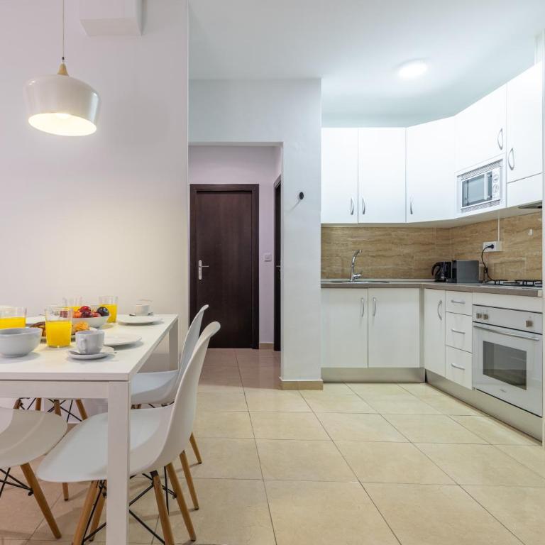 FUN BUILDING APARTMENTS by HOMEABOUT - Superior 2BR 2BT & Private Exterior Balcony - 13