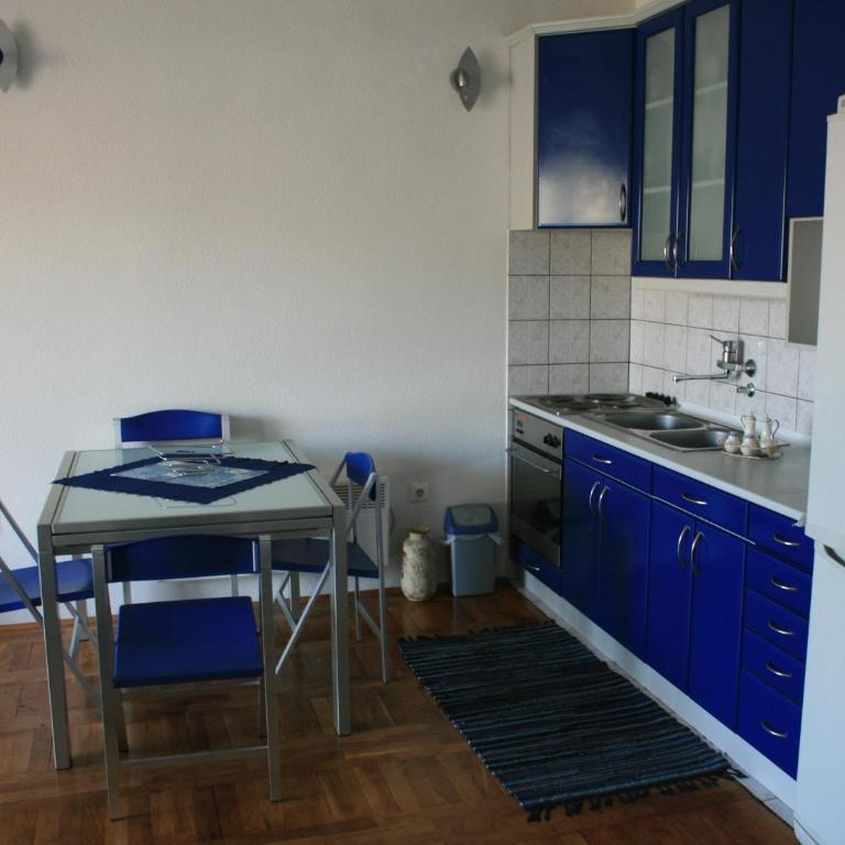 Belvedere Apartments - Two-Bedroom Apartment with Balcony and Sea View - 6