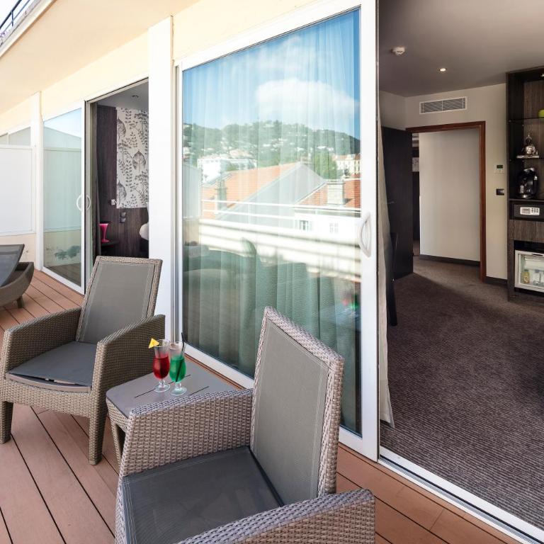 Best Western Premier Le Patio des Artistes Wellness Jacuzzi - Suite avec Terrasse - 1