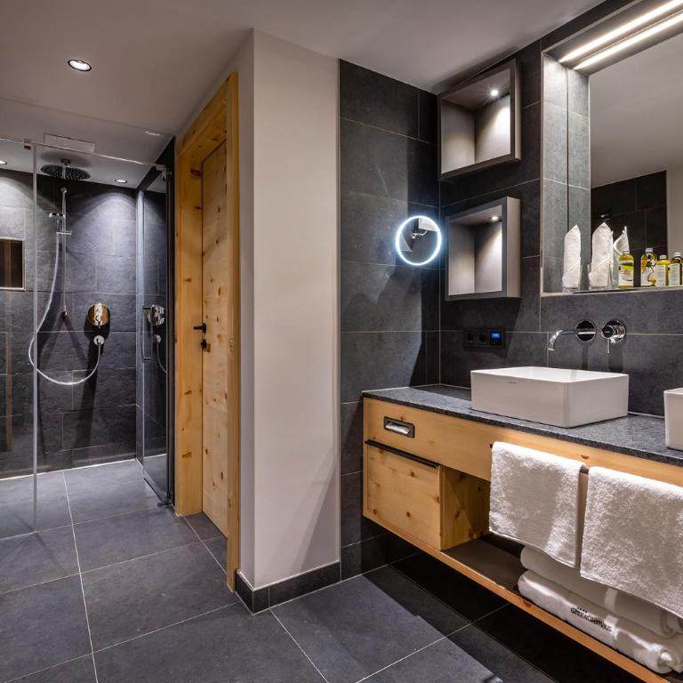 Hotel das Zwölferhaus - Suite mit Balkon - 3