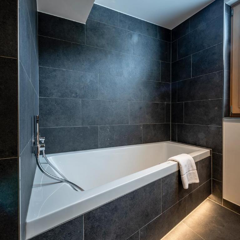 Hotel das Zwölferhaus - Suite mit Balkon und Bergblick - 3